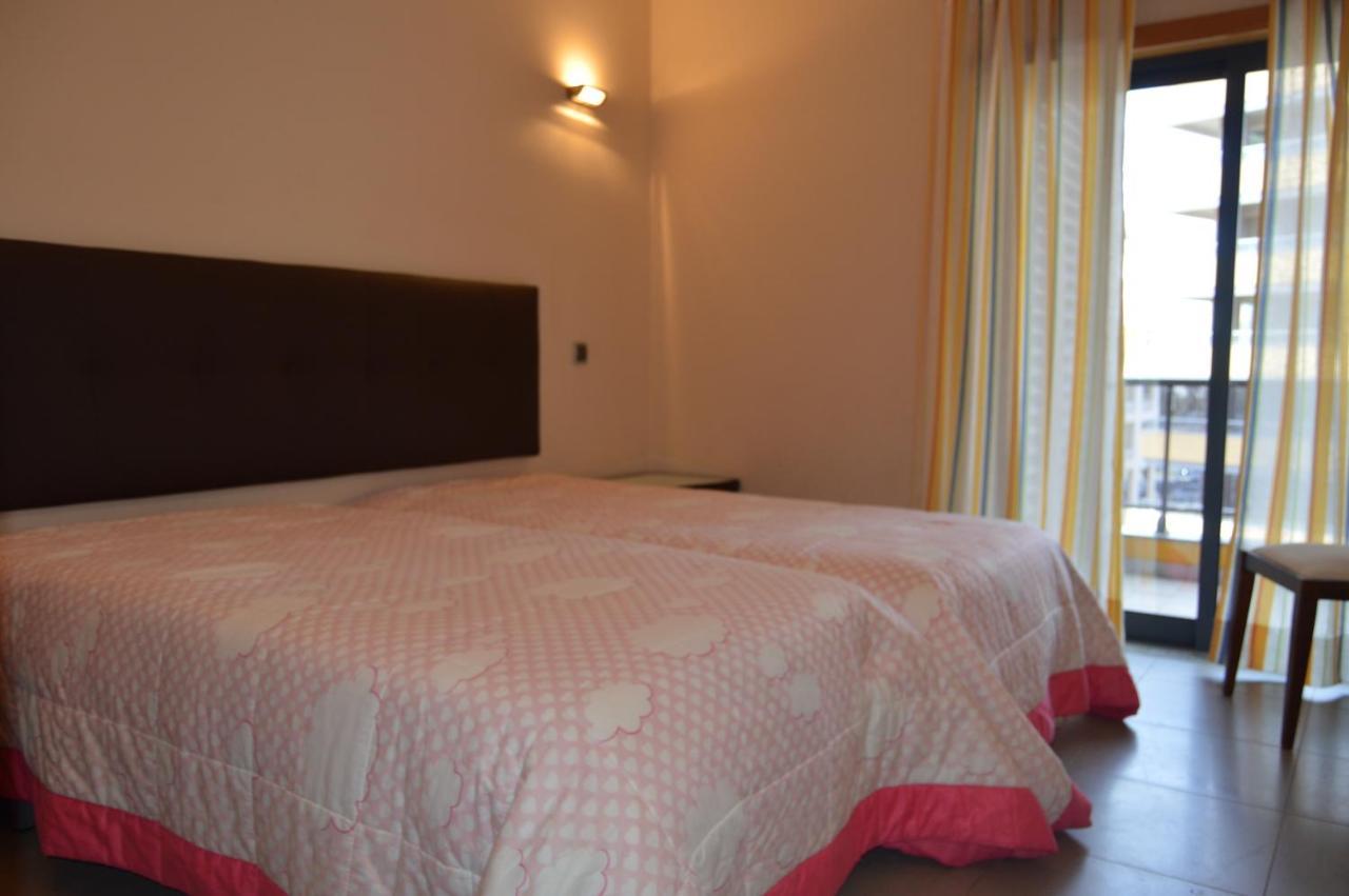 Apartamento Frente Ao Mar Com Piscina De Agua Salgada Quarteira Eksteriør bilde